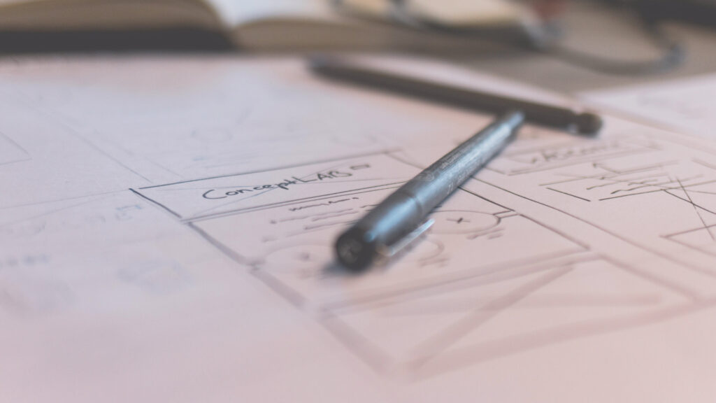 Kynä ja suunnitelman luonnostelua.