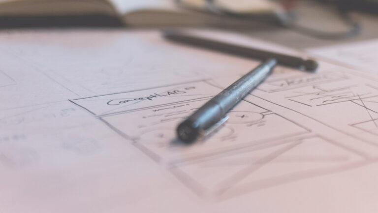 Kynä ja suunnitelman luonnostelua.